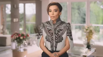 Nadya Shah Todo sobre Eva con la capela que lleva Panthea Parker como se ve en The Real Housewives of London (S02E01)