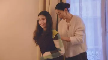Cárdigan de botón de perlas cepilladas en agua usado por Nessie Welschinger como se ve en The Real Housewives of London (S02E01)