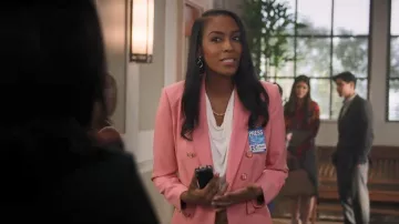 Blazer Generation Love porté par les journalistes tel que vu dans All American (S08E13)