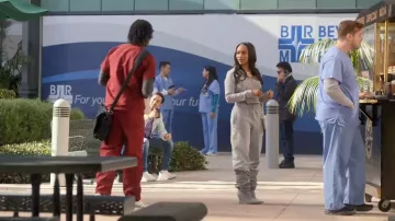 Botte haute Steve Madden Distortion portée par Tori (Lauryn Hardy) telle que vue dans All American (S08E13)