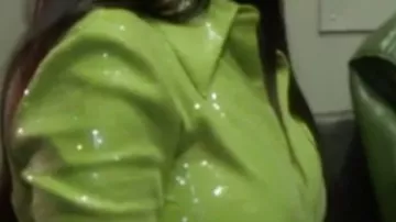Chemise à sequins verts portée par Self (Lisa Barlow) dans The Real Housewives of Salt Lake City (S07)