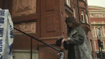 Avec Les Filles Manteau à ceinture en fausse fourrure porté par Jackie Price (Catherine Zeta-Jones) tel qu’on le voit dans Kill Jackie (S01E01)
