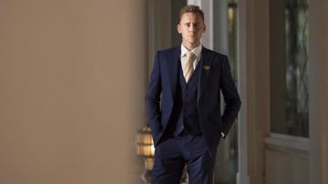 Costume 3 pièces bleu marine de Tom Hiddleston dans The Night Manager