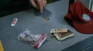 La insignia de Tomorrowland de Casey Newton (Brittany Robertson) en In Pursuit of Tomorrow