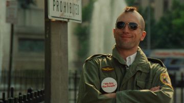 Le badge "We Are People" de Travis Bickle (Robert De Niro) dans Taxi Driver
