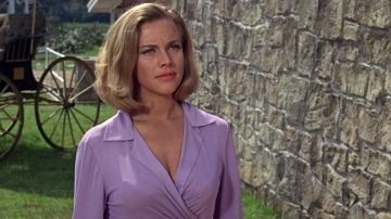 La blusa morada de Pussy Galore (Honor Blackman) en Goldfinger