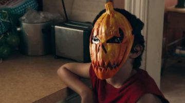 Le masque Citrouille d'Halloween porté par Benicio (Kaden Leos) dans Drive