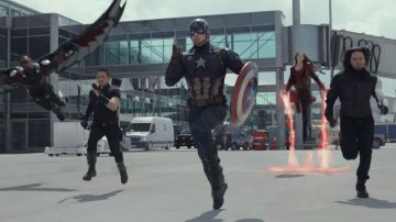 The shield of Captain America / Steve Rogers (Chris Evans) in Captain America : Civil War