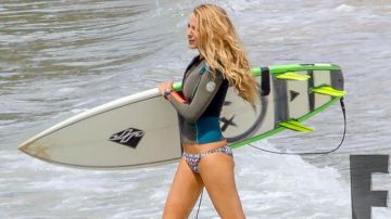 The surfboard of Nancy (Blake Lively) in Survival Instinct (The Shallows)