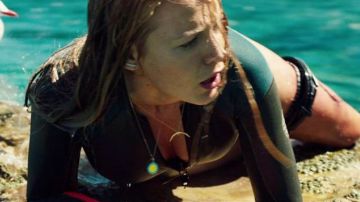 The top combination of surfing, Nancy (Blake Lively) in survival Instinct (The Shallows)