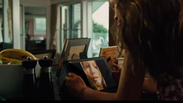 Tablet Sony Xperia Z4 in survival Instinct