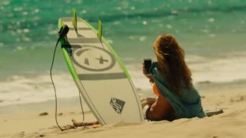 The smartphone Xperia Z5 of Nancy in survival Instinct