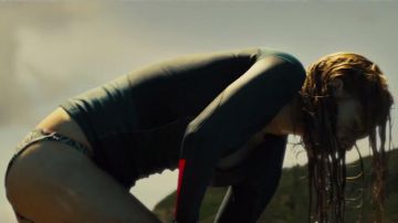 The bikini Nancy (Blake Lively) in The Shallows (Instinct of survival)