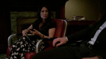 Le pantalon à fleurs Zara de Dr. Joan Watson (Lucy Liu) dans Elementary
