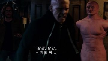 The mannequin strikes at Deadpool