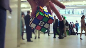 Le Rubik’s Cube de Edward Snowden (Joseph Gordon-Levitt) dans Snowden