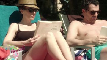 The book un long dimanche de fiançailles read by Isa Martinet (Alix Poisson) in Parents Mode d'emploi