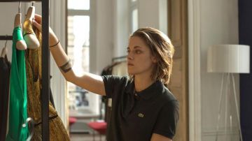 Le polo Lacoste de Kristen Stewart dans Personnal Shopper