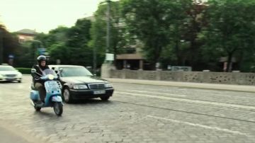 Le scooter Vespa LX 3V de Edward Snowden (Joseph Gordon-Levitt) dans Snowden