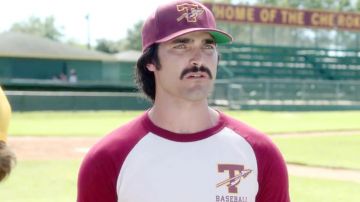 La gorra de béisbol de Glen McReynolds (Tyler Hoechlin) en Everybody Wants Some!!
