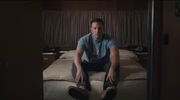 Le t-shirt bleu "Evel Knievel" de Christian Wolff (Ben Affleck) dans Mr Wolff