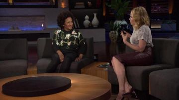 Pull à fleurs de Wanda Sykes dans Chelsea