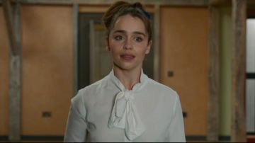 La blouse blanche Uniqlo de Lou Clark (Emilia Clarke) dans Avant Toi