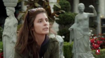 La veste militaire kaki portée par Rachel Goldberg (Shiri Ap­pleby) dans la série Unreal (Saison 1 Episode 3)