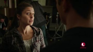 La chemise à carreaux et capuche de Rachel Goldberg (Shiri Appleby) dans Unreal S01E09