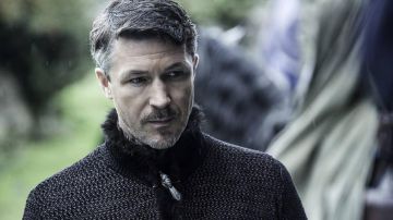 La broche de geai moqueur de Littlefinger (Aidan Gillen) dans Game of Thrones S06E04