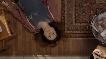 Le t-shirt Brandy Melville de Va­le­rie Meyers (Michaela Watkins) dans Casual (Saison 2)