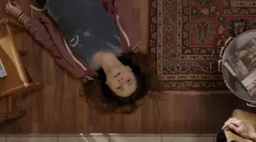 Le t-shirt Brandy Melville de Va­le­rie Meyers (Michaela Watkins) dans Casual (Saison 2)