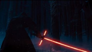 La réplique officielle du sabre laser de Kylo Ren (Adam Driver) dans Star Wars VII