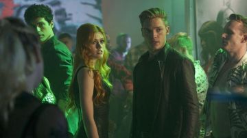 La robe noire Herve Leger de Clary Fray (Katherine McNamara) dans Shadowhunters