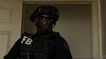 The tactical uniform of the FBI to Reggie Wayne (Daniel Kaluuya) in Sicario