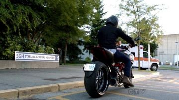 La moto Ducati Diavel de Oliver Queen aka Green Arrow (Stephen Amell) dans Arrow