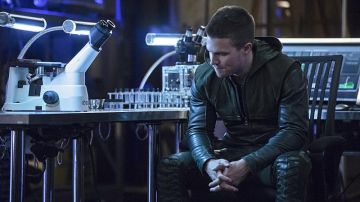 La réplique du costume de Green Arrow / Oliver Queen (Stephen Amell) dans Arrow S03E02
