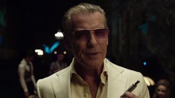 The glasses Oliver Peoples from Daemon Sloane (Pierce Brosnan) in Urge
