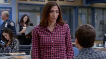 La camisa de Gina Linetti (Chelsea Peretti) en el episodio 8 temporada 3 de Brooklyn Nine-Nine