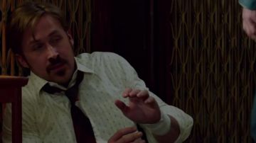La chemise rayée de Holland March (Ryan Gosling) dans The Nice Guys