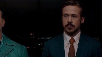 Camisa con estampado floral de Holland March (Ryan Gosling) en The Nice Guys