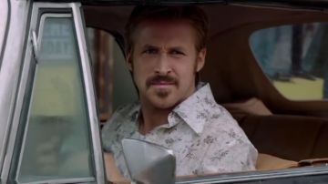 Camisa con estampado floral de Holland March (Ryan Gosling) en The Nice Guys