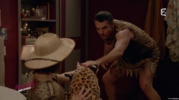 El atuendo de Tarzán de Gaby Martinet (Arnaud Ducret) en Parents mode d'emploi
