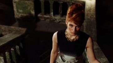 Le collier de Strawberry Fields (Gemma Arterton) dans Quantum of Solace
