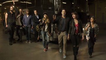 Les Vans rouges de Kelly Ann (Imogen Poots) dans Roadies