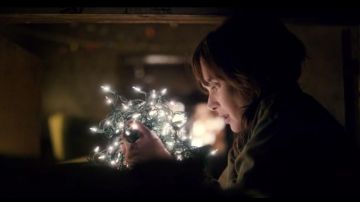 Guirnalda navideña de Joyce Byers (Winona Ryder) en Stranger Things S01E03