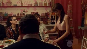 Vestido rosa y rojo de Alison Hendrix (Tatiana Maslany) en Orphan Black