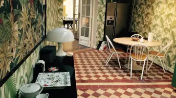 Lamp head the kitchen of André Dussollier in Adopt a widower