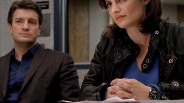 La montre Omega Speedmaster de Kate Beckett (Stana Katic) dans Castle