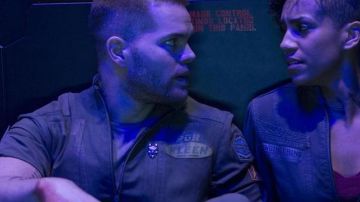 La broche "Diable" sur la combinaison de Amos Burton (Wes Chatham) dans The Expanse S01E03